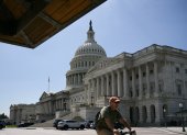 Un hombre pasa en bicicleta frente al Capitolio de los Estados Unidos en Washington, DC, el 18 de septiembre de 2025.