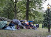 Espera. Personas haciendo fila para ver gratis obras de Shakespeare donde actúan reconocidos actores, en un escenario de Central Park. Permanecen así horas bajo lluvia y sol.
