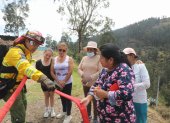 Los bomberos capacitan a la comunidad sobre el uso de las herramientas para prevenir incendios forestales.