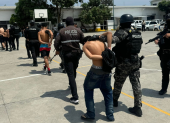 La Policía Nacional capturó a cuatro presuntos integrantes de Los Lobos durante operativos simultáneos en Manta, Jaramijó y Montecristi.
