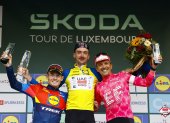 Richard Carapaz (d) y su festejo en el podio del Tour de Luxemburgo 2025.