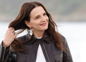 La actriz, artista y bailarina francesJuliette Binoche, también conocida como La Binoche, ​debutó este 2025 como directora en San Sebastián.​