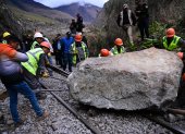 Con rocas gigantes se bloqueó el acceso a la zona arqueológica de Machu Picchu.