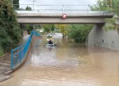 Un vehículo quedó bajo el agua tras las fuertes lluvias registradas en Cataluña este domingo 21 de septiembre.
