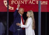 El presidente de Estados Unidos, Donald Trump y Erika Kirk, esposa de Charlie Kirk, se abrazan en el escenario durante el servicio funerario conmemorativo del activista en el State Farm Stadium en Glendale, Arizona.