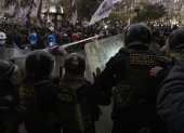 Los manifestantes se enfrentan con la policía antidisturbios durante una manifestación antigubernamental en Lima el 21 de septiembre de 2025.
