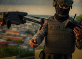 Un oficial de las Fuerzas Armadas opera uno de los drones del escuadrón Rayo Justiciero.