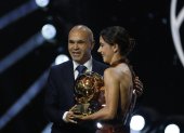 Andres Iniesta entrega el Balón de Oro 2025 a Aitana Bonmati.