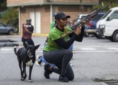 Una persona sostiene un arma durante instrucciones militares por parte de la Fuerza Armada Nacional Bolivariana (FANB), en Caracas (Venezuela).