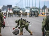 Militares retiran una piedra durante protestas este lunes, en Latacunga (Ecuador).