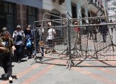 La Policía instaló vallas metálicas entre las calles Guayaquil y Chile, así como en las vías que rodean al Palacio de Carondelet, centro de Quito.