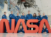 La NASA presentó a los 10 nuevos astronautas que iniciarán entrenamiento para misiones lunares, marcianas y en la EEI.
