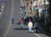 Personas transitan una vía este martes, en Tabacundo (Ecuador).