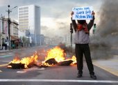 Estudiantes de la Universidad Central marchan por el centro de Quito con banderas y carteles en rechazo al alza del diésel.