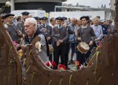 Un hombre participa en la ofrenda floral en recuerdo y homenaje a las víctimas del franquismo este sábado, organizada por el Ayuntamiento donostiarra con motivo del Día de la Memoria Histórica de San Sebastián.