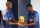 Willian Pacho, el primer ecuatoriano en tocar el Balón de Oro gracias a Ousmane Dembélé.