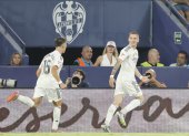VALENCIA, 23/09/2025.- El centrocampista argentino del Real Madrid Franco Mastantuono (d) celebra su gol, segundo del equipo ante el Levante, durante el partido de la sexta jornada de LaLiga EA Sports que Levante UD y Real Madrid disputan hoy martes en el estadio Ciutat de Valencia. EFE/Ana Escobar