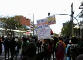 La marcha avanzó por la Av 10 de agosto mientras manifestantes impiden el paso de los vehículos.