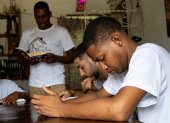 Jóvenes en rehabilitación rezan en la Casa de Rescate para drogadictos en La Habana el 22 de agosto de 2025.