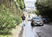 En Cumbayá, los vecinos caminan por la calzada ante la ausencia de aceras o porque estas permanecen bloqueadas por la vegetación.