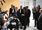El ex presidente Nicolas Sarkozy habla con la prensa flanqueado por su esposa Carla Bruni (C-D) y el abogado francés Jean-Michel Darrois, en el tribunal del Tribunal de París, el 25 de septiembre de 2025.