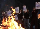 Personas sostienen carteles durante una manifestación el miércoles, 24  de septiembre de 2025, en Buenos Aires (Argentina).