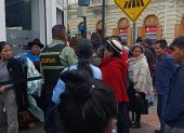 Ciudadanos esperan en el exterior de BanEcuador de Riobamba para ver si es beneficiario del Bono Raíces.