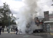 Policías intentan sofocar el fuego de un camión vandalizado en las instalaciones del Campo Militar en la Ciudad de México (México).