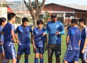 Wilson Carabalí, exjugador de Emelec, charla con chicos de la Escuela de Fútbol del Emelec.