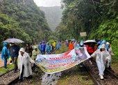 Operadores turísticos y pobladores se manifiestan en las vías del tren cerca de Machu Picchu contra la apertura de la venta de boletos en línea a las ruinas de la ciudadela inca.