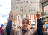 Mónica Palacios participó de la marcha multitudinaria, desarrollada en Cuenca, en contra del proyecto minero Loma Larga.