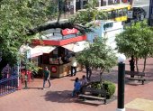 Comida. Muchos puestos se concentran cerca de los juegos infantiles, la entrada principal y Bahía Malecón, y otros están próximos a sectores como Mercado del Río