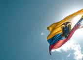 La bandera tricolor de Ecuador representa la riqueza natural, el cielo y la sangre de los héroes que lucharon por la independencia.