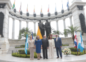 Esmeralda Rivera de Parodi, cónsul de Honduras; Cristina Figueroa de Bitar, cónsul de El Salvador; Juan Doumet Antón, cónsul honorario de Honduras; Gricelda Cortés de Spaans, cónsul de Costa Rica; y Rafael Florido, cónsul de Guatemala.