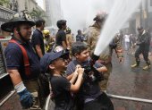 NIÑOS SOSTIENEN LA MANGERA DE BOMBERO. Ejercicio de agua q ue se lleva a cabo en la Avenida 9 de Octubre por parte de los bomberos, en homenaje a las fiestas de la ciudad / Jimmy Negrete Vera / Expreso / Guayaquil-Ecuador / 04 Octubre 2015 / Ag-Expreso.
