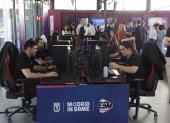 Decenas de amantes de los juegos electrónicos se congregan en la capital española por el torneo.