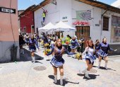 Con un desfile de las bastoneras y banda de paz inició la segunda edición de la Feria de San Blas - La Tola con la Ruta León.