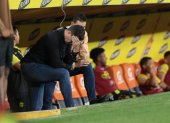 Ismael Rescalvo con gestos de molestias en la zona técnica de Barcelona SC.