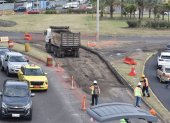 Intervención. El viernes, el trabajo se inició con maquinaria pesada en el redondel de Puembo, en sentido occidente - oriente. Hay cierres viales.