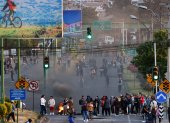 Fotografía del 24 de septiembre de 2025 de personas bloqueando una vía durante una manifestación, en Otavalo (Ecuador).