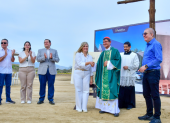 Monseñor Luis Gerardo Cabrera y directivos de Ambiensa durante la entrega del terreno.
