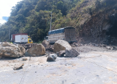 La vía Cuenca–Molleturo permanece bloqueada con rocas y tierra, mientras vehículos esperan paso desde la noche.