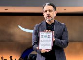 El vicepresidente de Amazon, Panos Panay, muestra un Kindle Scribe Colorsoft.