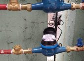 Técnicos de Epmaps realizan inspecciones en barrios de Quito para detectar conexiones clandestinas de agua potable.