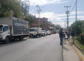 Transportistas y turistas permanecen varados en la vía Cuenca–Molleturo por el cierre provocado durante el paro nacional.