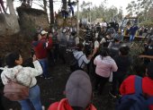 Policías y Militares abren los caminos de la vía cajas Cayambe.