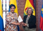 Canciller Rosa Yolanda Villavicencio de Colombia entrega la Presidencia Pro Tempore de la Comunidad Andina a Gabriela Sommerfeld, titular de la diplomacia ecuatoriana.