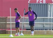 GRAFCAT2512. SANT JOAN DESPÍ (BARCELONA), 30/09/2025.- Los jugadores del FC Barcelona, Pedri González y Marcus Rashford (d), durante el entrenamiento que el equipo azulgrana ha realizado este martes en la ciudad deportiva Joan Gamper para preparar el partido de Liga de Campeones que mañana disputarán ante el PSG en el Estadi Olímpic Lluis Companys. EFE/Alejandro García