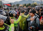 Manifestantes discuten con policías durante una protesta contra el presidente Daniel Noboa, este martes 30 de septiembre en Quito.