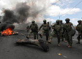 Militares fueron liberados tras haber sido capturados por manifestantes.